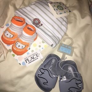 Baby shoes and hat booties set